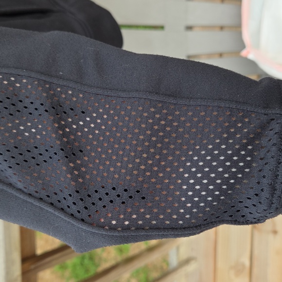 Women's Under Armour Black Fitted Jacket With Mesh Sleeves Size M - Picture 3 of 13